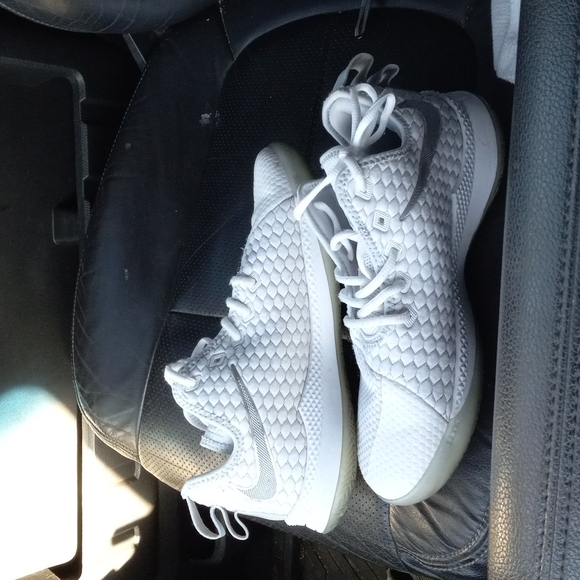 Nike Lebrons Akron 330 Witness size 9 white and chrome - Picture 3 of 3